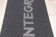 Felpudo-Rizo-Gris-Oscuro-Logo-Gris-Claro-Integra2